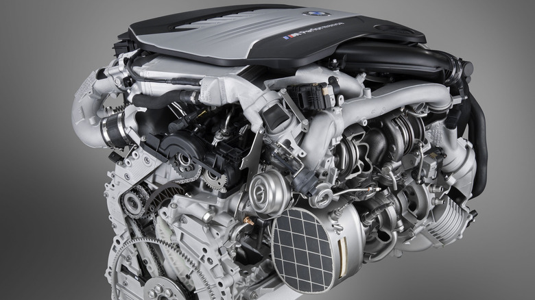 Дизельный двигатель BMW N57S в студийной обстановке, вид спереди в 3/4