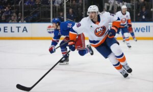 Игрок «Айлендерс» Александр Романов порвал крестообразную связку еще одним жестоким ударом из-за травмы