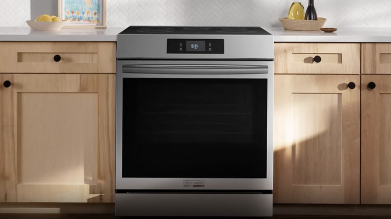 Электрическая плита Frigidaire 30 дюймов GCFE3060BF на кухне
