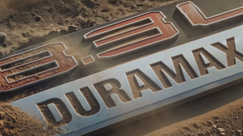 Логотип Duramax объемом 8,3 л частично покрыт песчаной местностью.