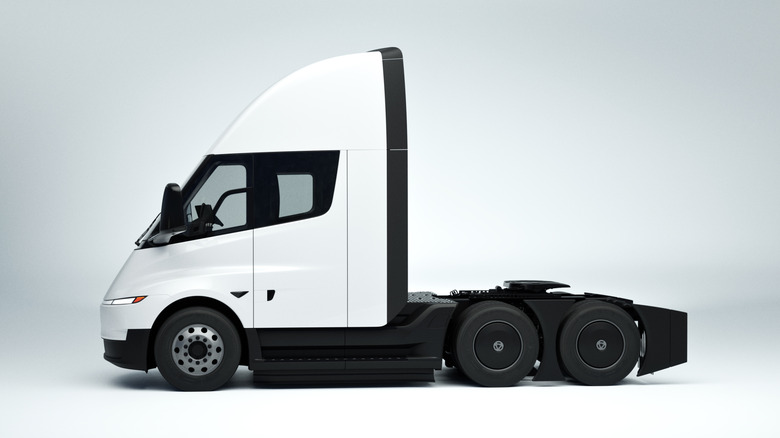 Вид сбоку на белый Tesla Semi, припаркованный в студии.