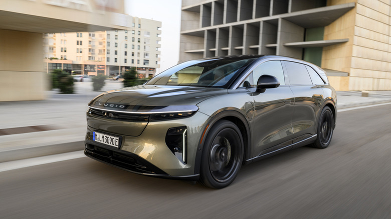 Вид спереди бронзового Lucid Gravity, припаркованного на автосалоне.