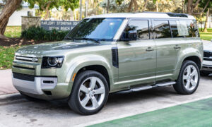 5 внедорожников среднего размера с рейтингом выше, чем у Land Rover Defender