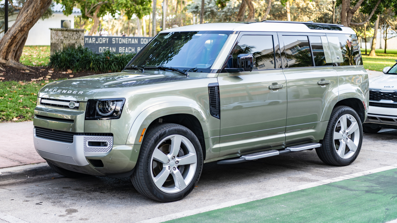 5 внедорожников среднего размера с рейтингом выше, чем у Land Rover Defender