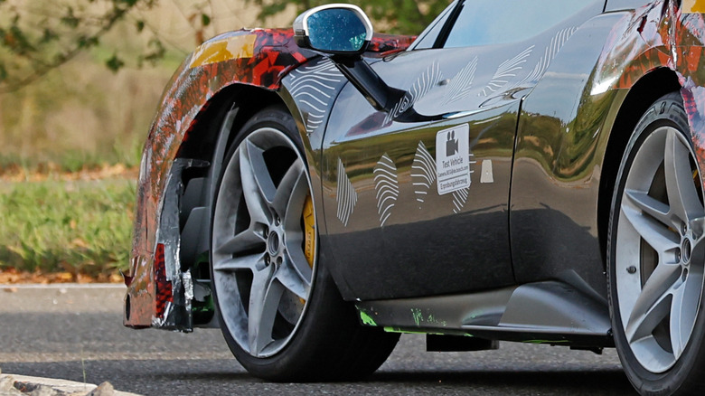 Шпионский снимок крупным планом боковых юбок Ferrari 296 Challenge Stradale.