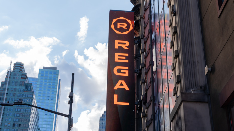 Логотип Regal на фасаде кинотеатра Times Square Regal