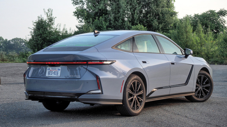 Lexus ES 350h 2026 года, вид сзади в 3/4