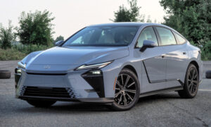 Почему новый Lexus ES Hybrid оказался самым удивительным автомобилем, на котором я ездил за весь год