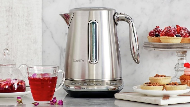 Умный чайник Breville на мраморной столешнице