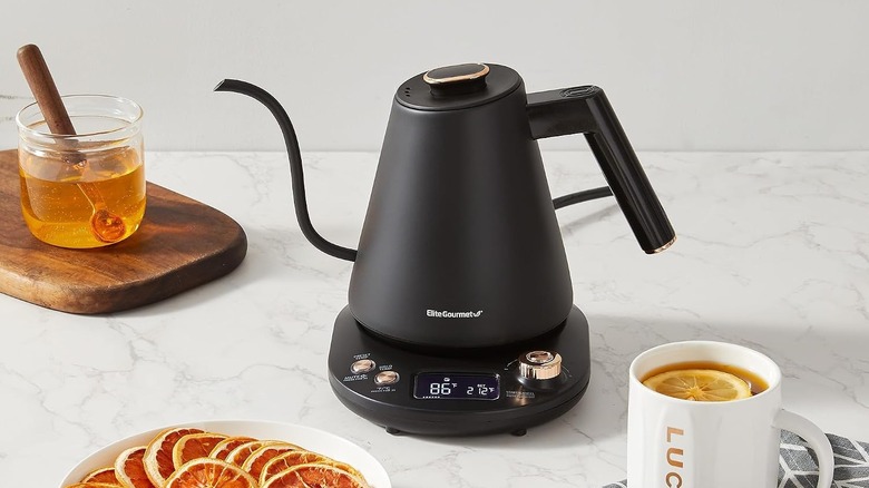 Чайник Elite Gourmet на гибкой шее рядом с горшком с медом
