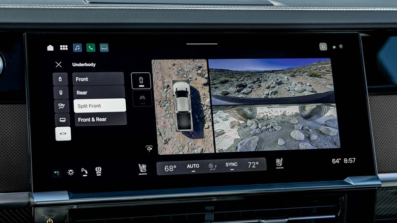 Крупным планом центральный экран дисплея GMC Sierra 1500 с возможностью разделения экрана.