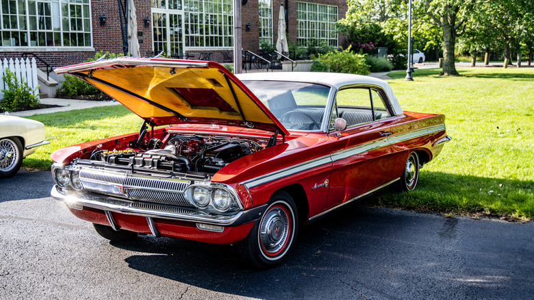 Oldsmobile Jetfire 1962 года припаркован с открытым капотом, вид в 3/4 спереди слева