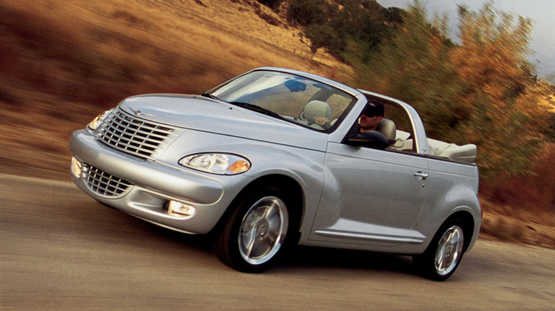 Кабриолет Chrysler PT Cruiser GT 2004 года, езда по пустынной дороге, вид спереди слева в 3/4