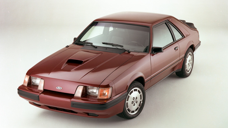 Ford Mustang SVO 1984 года на изолированном белом фоне, вид в 3/4 спереди слева