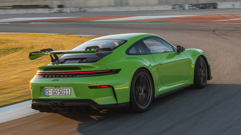 Porsche 911 GT3 с пакетом Weissach в гусеничном исполнении, вид сзади в 3/4