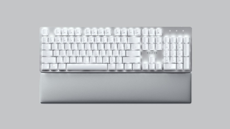Механическая клавиатура Razer Pro Type Ultra со светодиодной подсветкой на кремово-белом фоне.