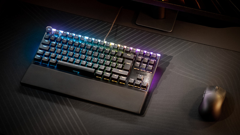 Механическая клавиатура Be Quiet Light Mount с RGB-подсветкой, на настольном коврике рядом с мышью