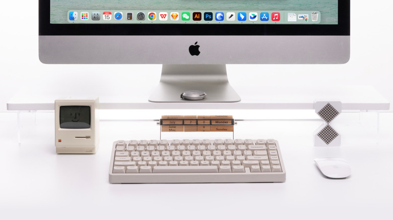 Механическая клавиатура NuPhy Node75 перед iMac, уникальный календарь и мышь Apple рядом с ней.