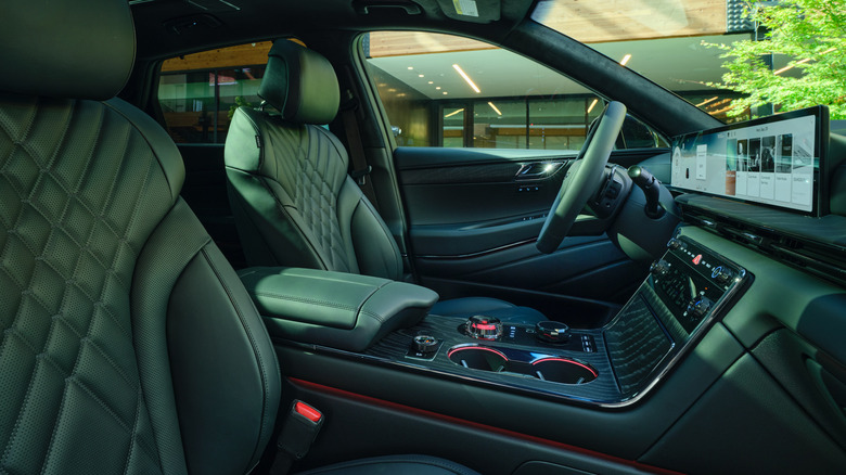 Интерьер Genesis GV80 2026 года с автомобилем, припаркованным перед современным офисным зданием