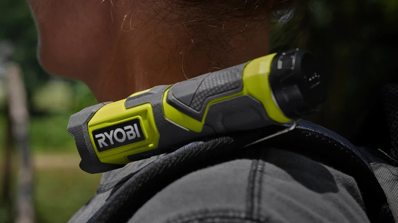 Компактный фонарик Ryobi USB Lithium, крепящийся на рюкзак.