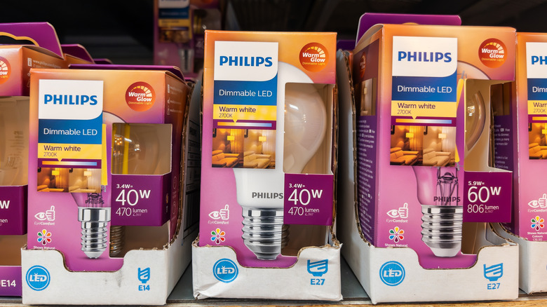 Умные лампочки Philips Hue в магазине