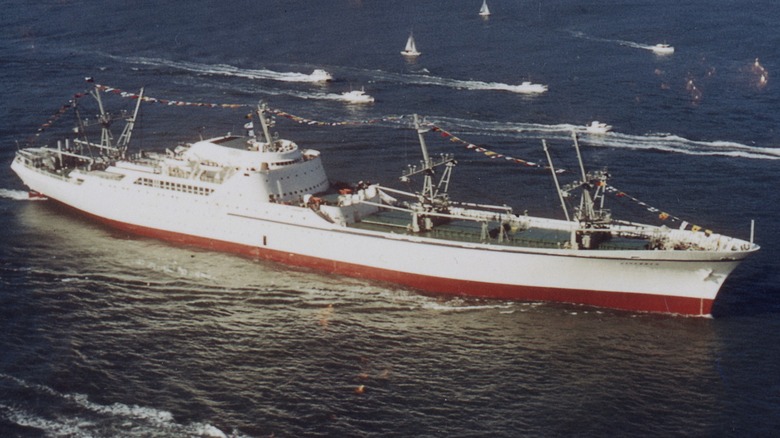 Судно NS Savannah в окружении небольших лодок направляется на Всемирную выставку 1962 года.