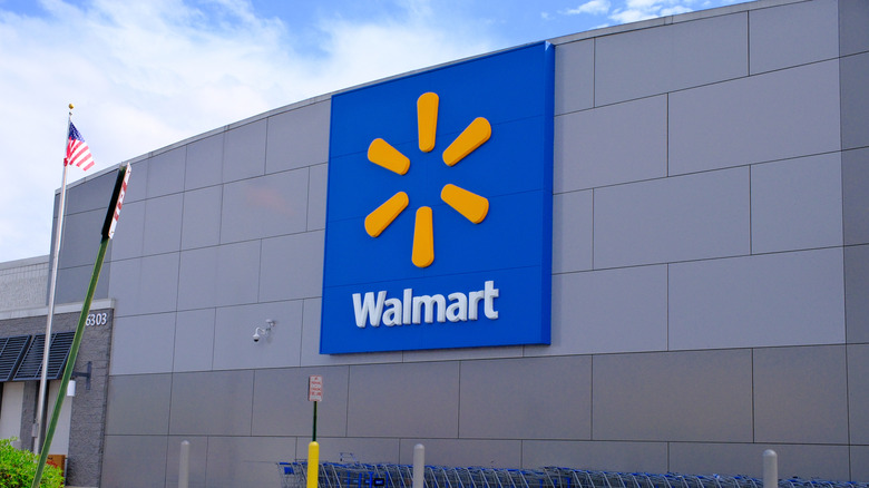 Изображение вывески магазина Walmart.