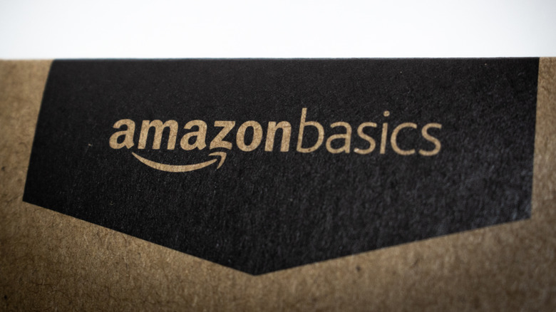 Изображение коробки Amazon Basics.