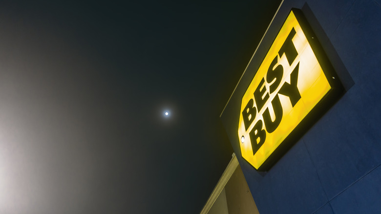 Изображение вывески магазина Best Buy ночью.
