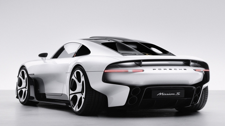 Концепт 202X Porsche Mission S на изолированном белом фоне, вид в 3/4 сзади слева