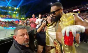 Звезда WWE Монтес Форд подал в суд из-за предполагаемого «сексуального танца на коленях» охранника во время «Monday Night Raw»