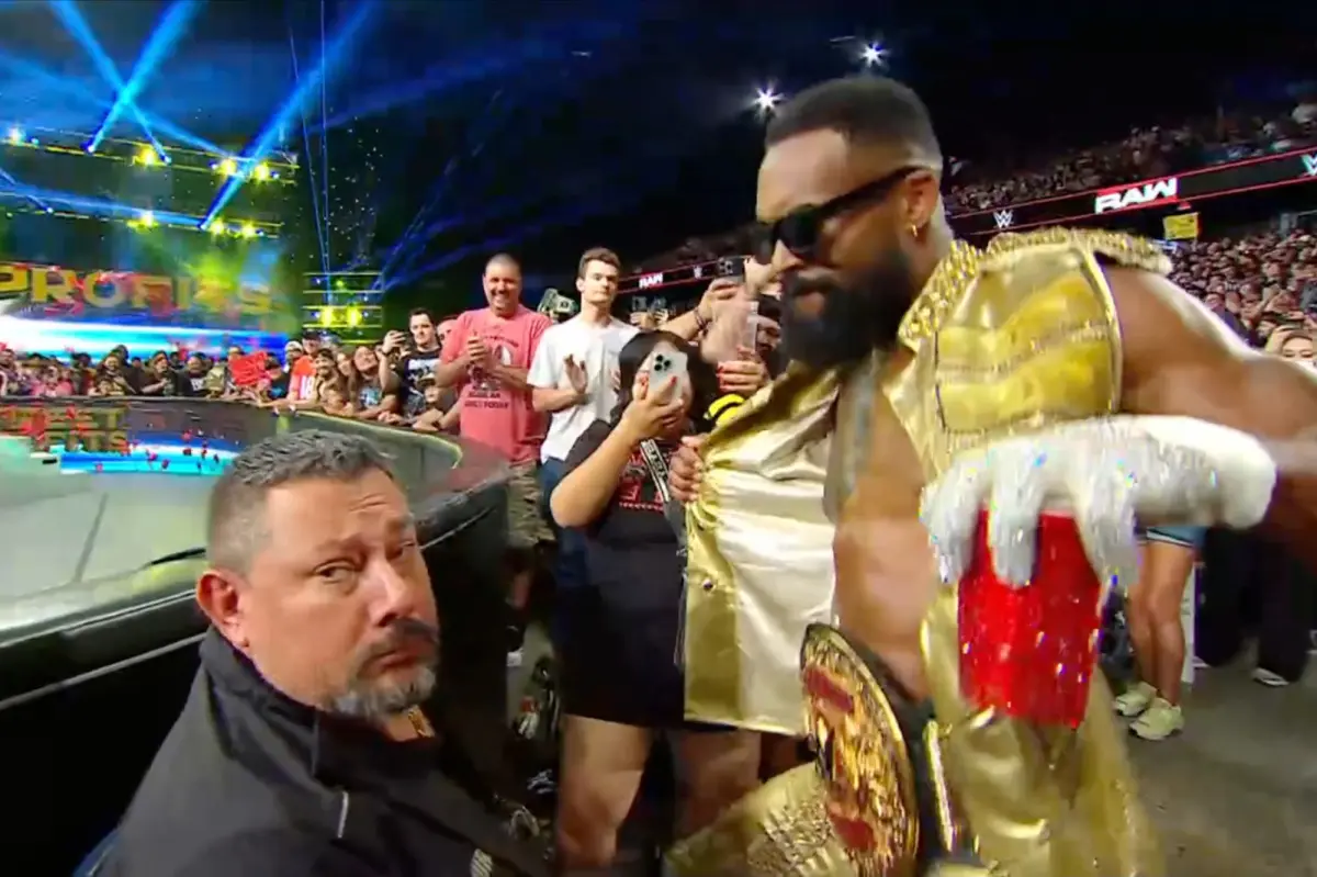 Звезда WWE Монтес Форд подал в суд из-за предполагаемого «сексуального танца на коленях» охранника во время «Monday Night Raw»