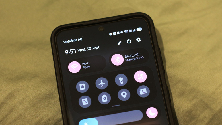 Панель быстрых настроек на телефоне Samsung.