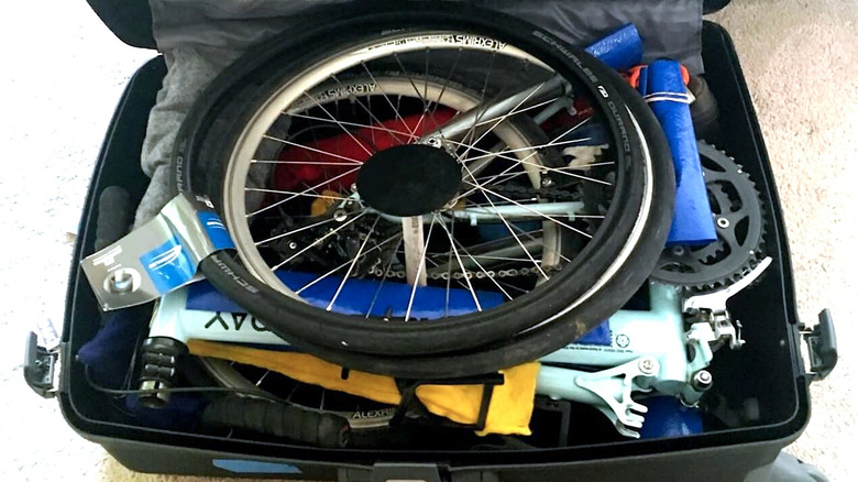 Карманный велосипед Rocket Bike хранится в чехле для переноски.