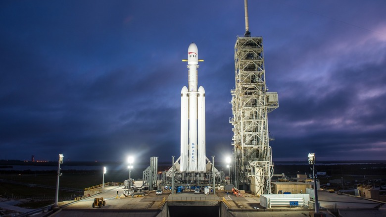 SpaceX Falcon Heavy на стартовой площадке
