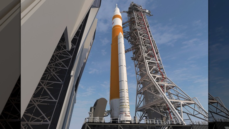 Ракета SLS выкатывается из здания к стартовой площадке