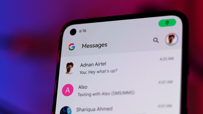 Крупный план приложения Google Messages на телефоне Android.