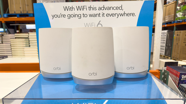 Маршрутизаторы Orbi Mesh Wi-Fi 6 на выставке в магазине