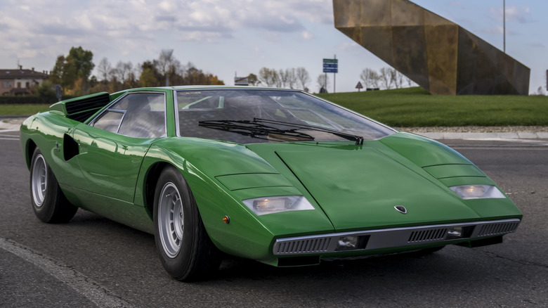 Вид спереди на 3/4 автомобиля Lamborghini Countach, припаркованного на дороге
