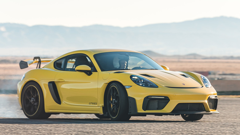 Вид спереди в 3/4 на Porsche Cayman GT4 RS, сдвижной в положении обочины