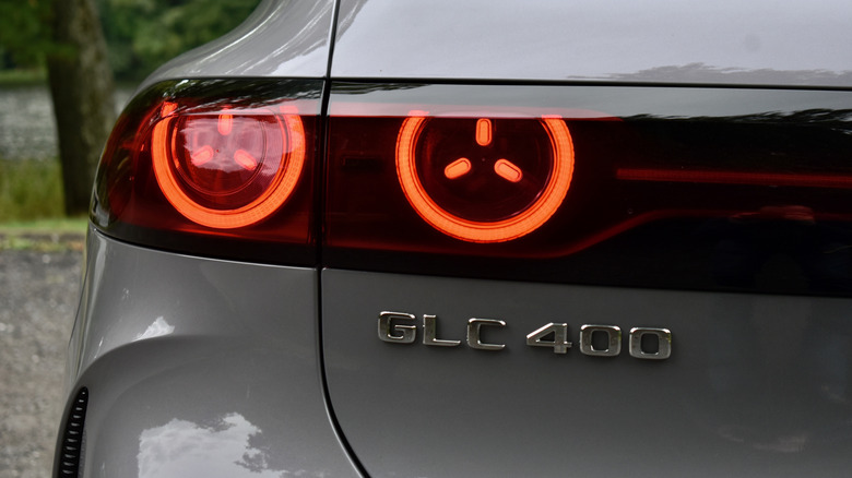 Задний фонарь и значок Mercedes-Benz GLC EV 2027 года выпуска.