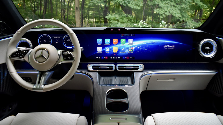 Приборная панель Mercedes-Benz GLC EV 2027 года.