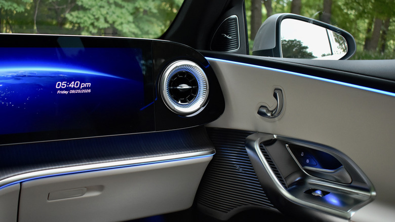 Детали интерьера Mercedes-Benz GLC EV 2027 года.