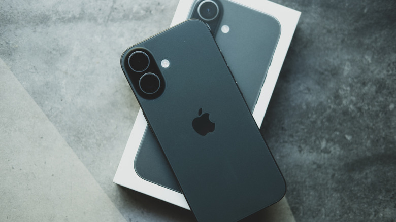 iPhone 17 на упаковке.