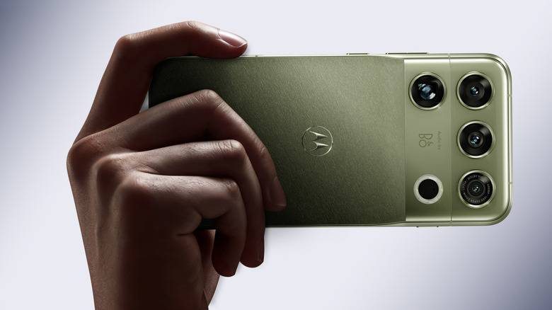 Человек, делающий снимок с помощью Motorola Signature 27