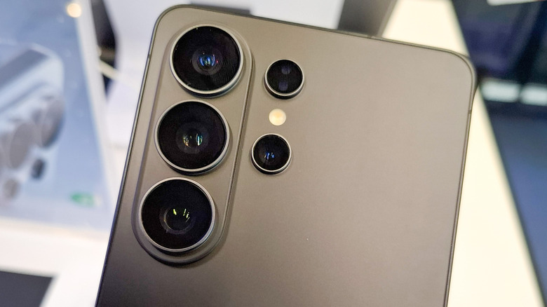 Модуль камеры Galaxy S26 Ultra крупным планом.