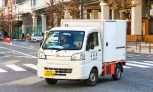 Кому принадлежит Daihatsu и где производятся его мини-грузовики?