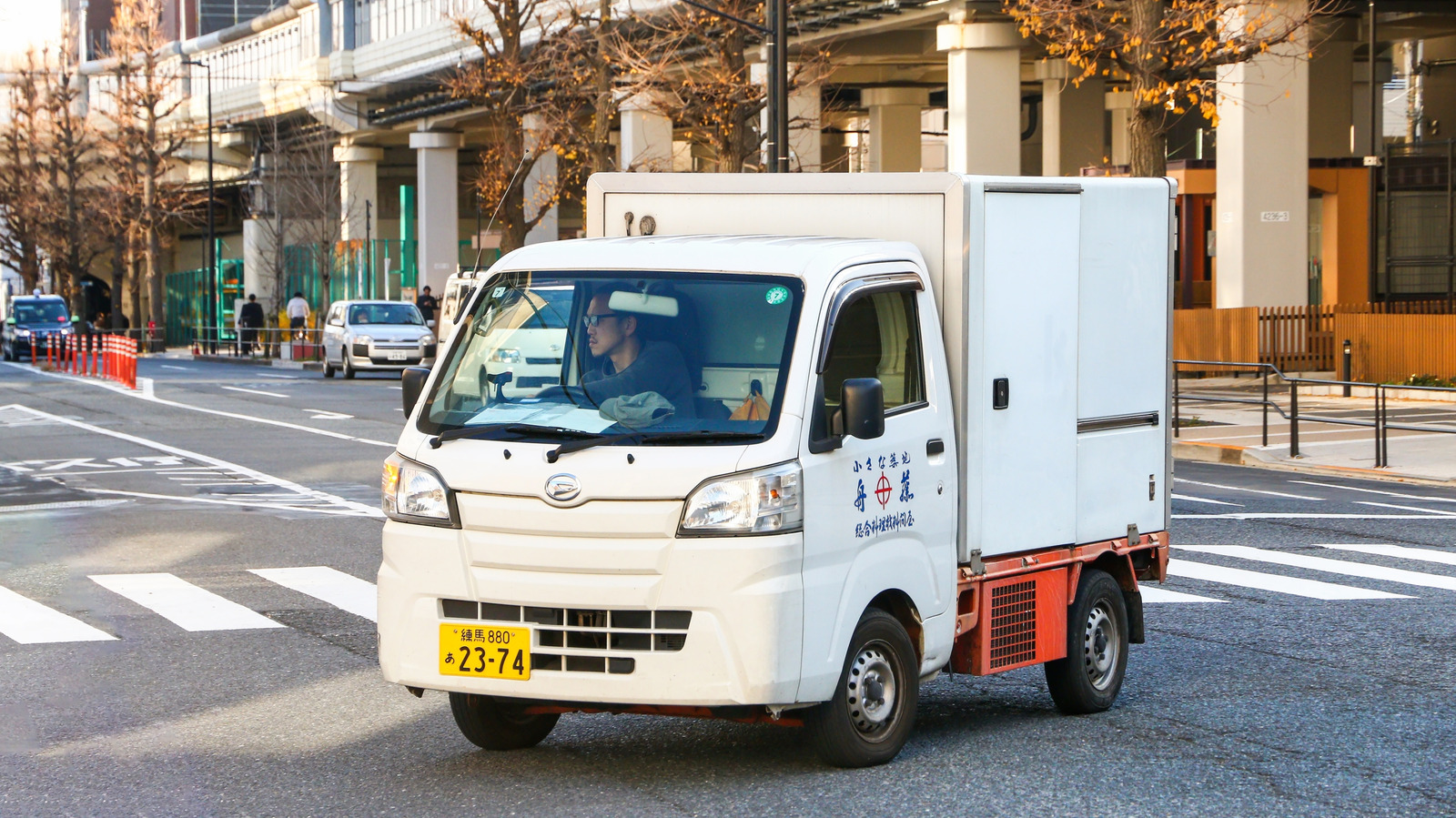 Кому принадлежит Daihatsu и где производятся его мини-грузовики?