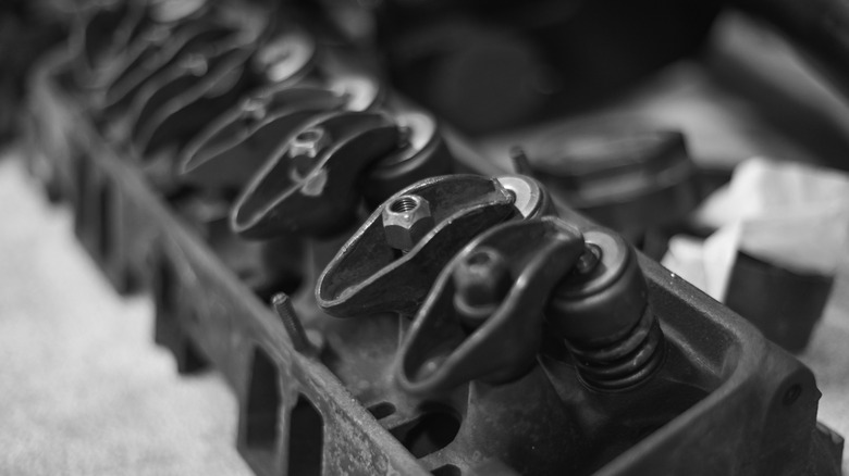 Крупным планом обнаженный клапанный механизм толкателя V8, показывающий коромысла.