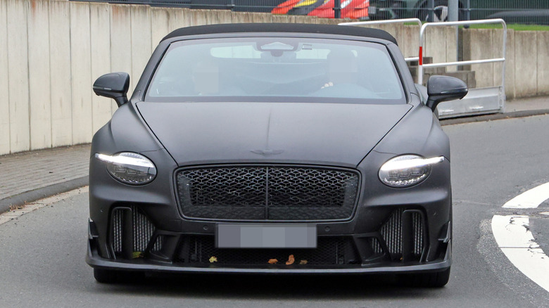 Предполагаемый матово-черный кабриолет Bentley Continental Superports ехал по дороге общего пользования.